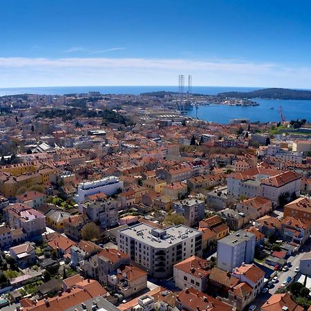 You & Me Pula With Garage Parking Exterior foto